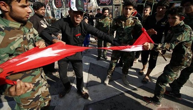 Irak'ta çirkin protesto: Türk bayrağını yırttılar!
