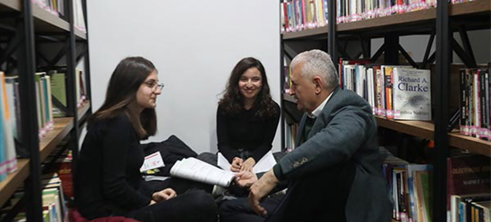 Binali Yıldırım öğrencilerle soru çözdü