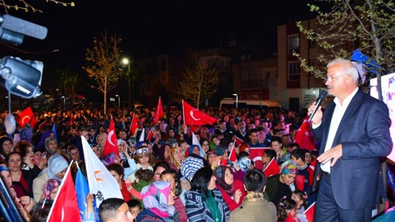 İzmir'de Başkan Adnan Yaşar Görmez, halaylarla karşılandı