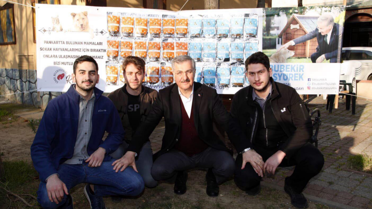 AK Partili adayın sıra dışı pankartı!