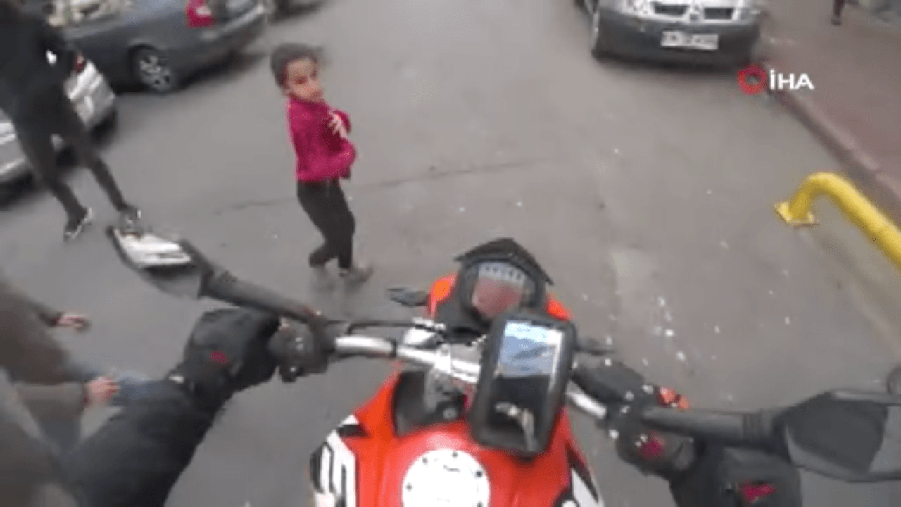 Küçük kız motosikletin altında kalmaktan kıl payı kurtuldu!