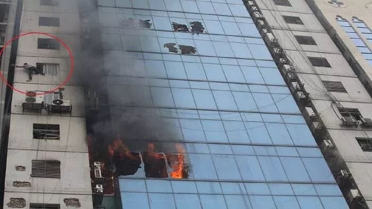 Bangladeş'te 22 katlı binada yangın!