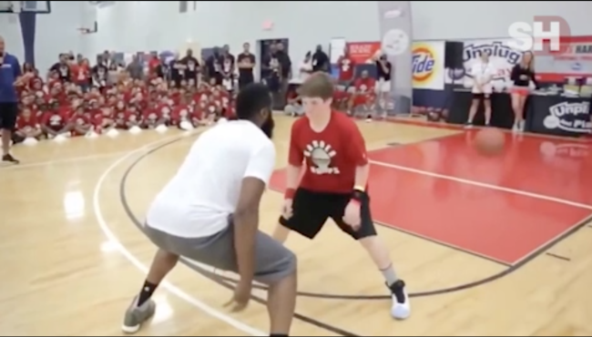 James Harden küçük hayranını oyuna getirdi...