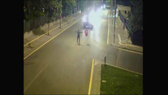 5 zırhlı aracın karşısında tek başına durdu...