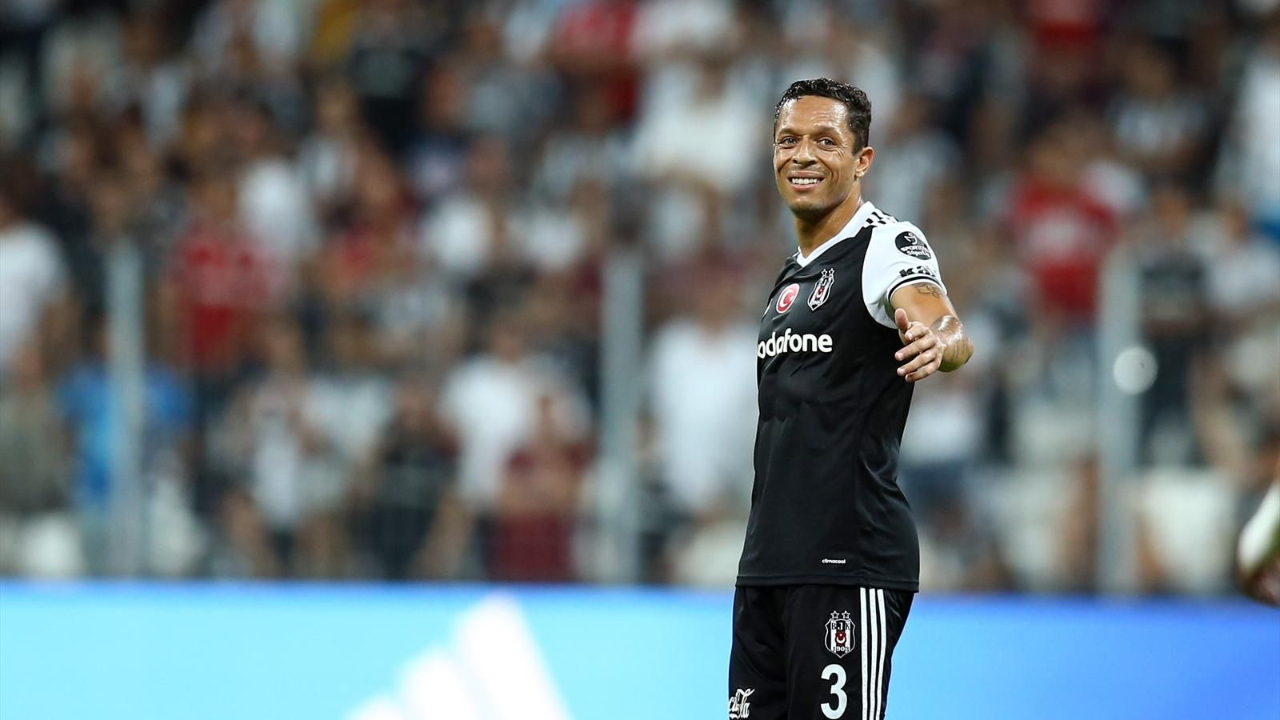 Fenerbahçe, Adriano'nun peşinde!