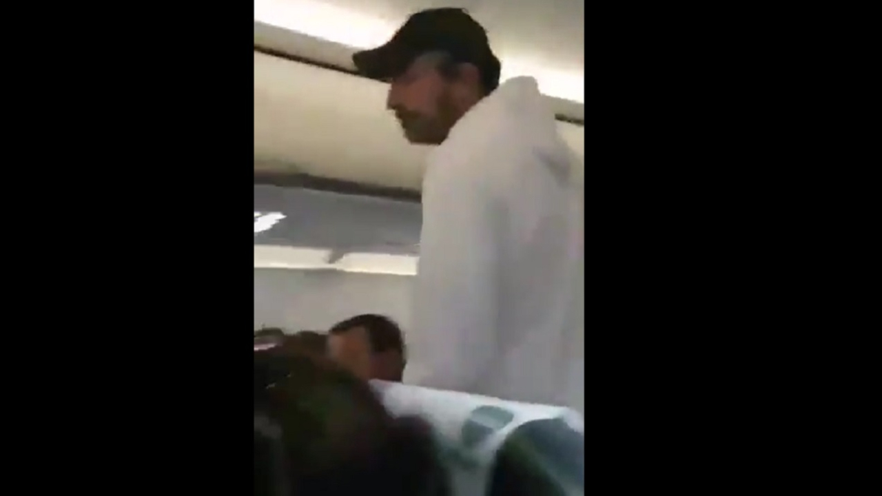 Erkan Petekkaya uçaktan atıldı!