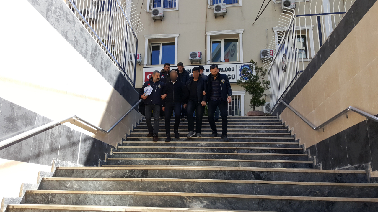 Balıkesir'den geldi, çocukluk arkadaşını öldürdü!