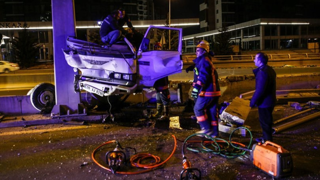 Ankara'da feci kaza! Kamyon hurdaya döndü!