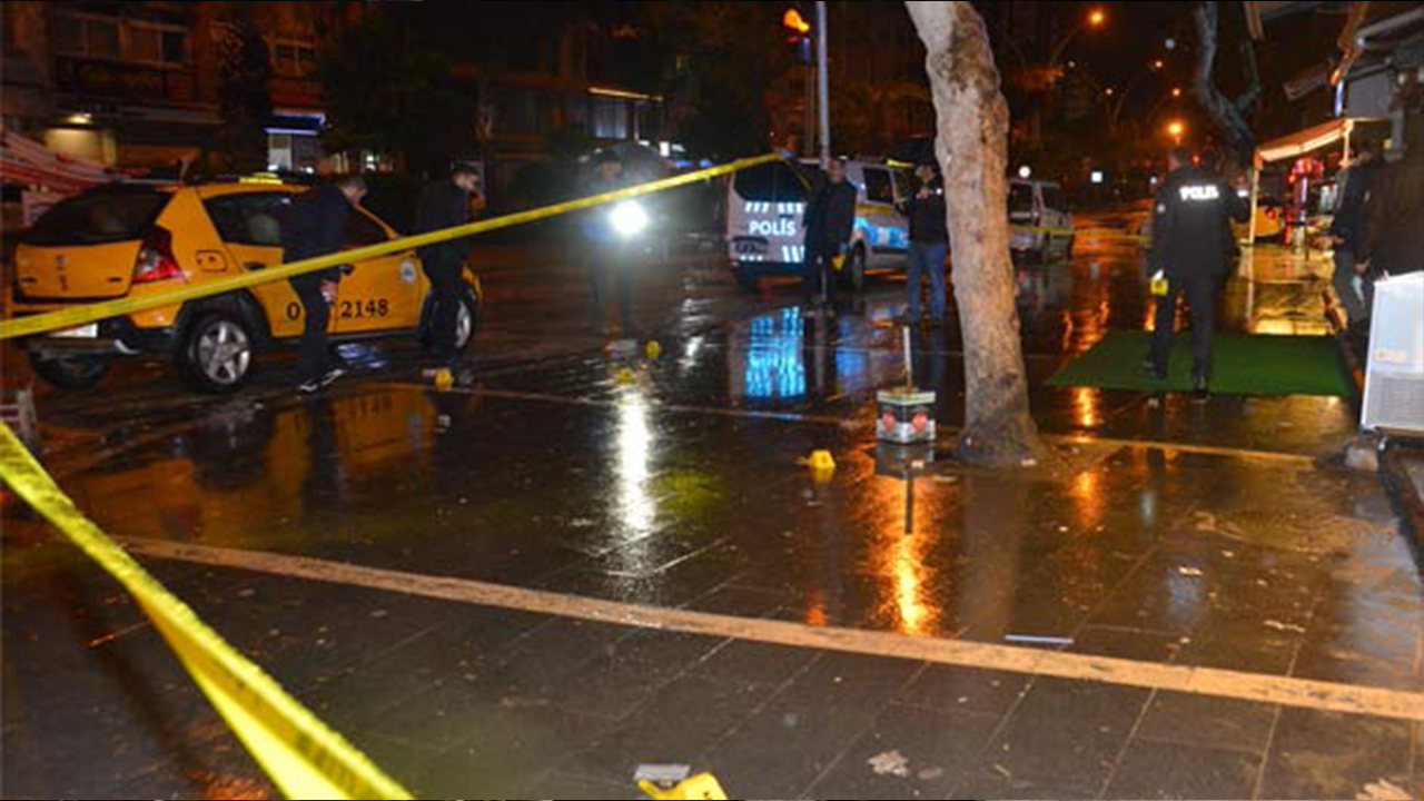 Adana'da bar önünde silahlı saldırı!