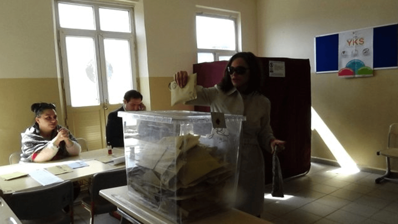 Hülya Avşar sandık görevlileri tarafından uyarıldı