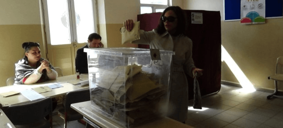 Hülya Avşar sandık görevlileri tarafından uyarıldı