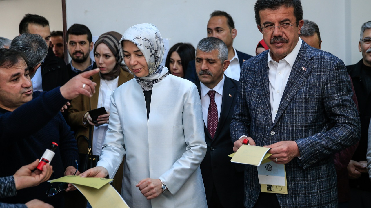 Nihat Zeybekci oyunu eşiyle birlikte kullandı!