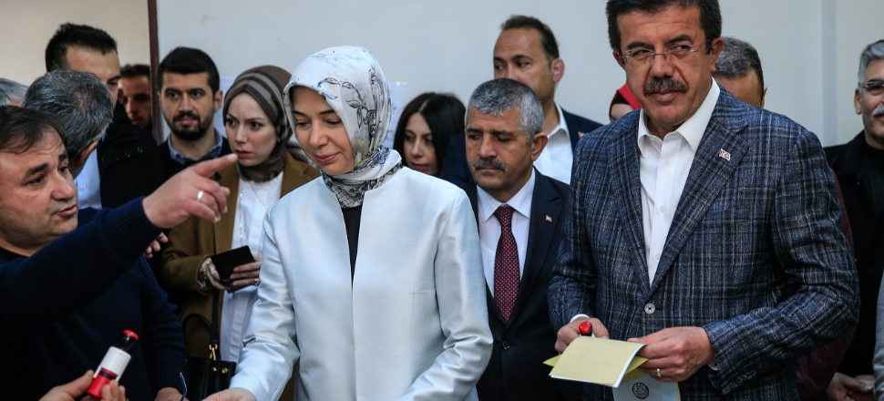 Nihat Zeybekci oyunu eşiyle birlikte kullandı!