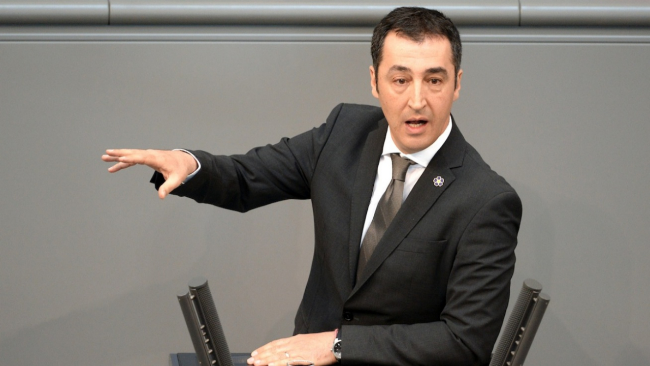 Cem Özdemir şimdi de seçim için sahnede!