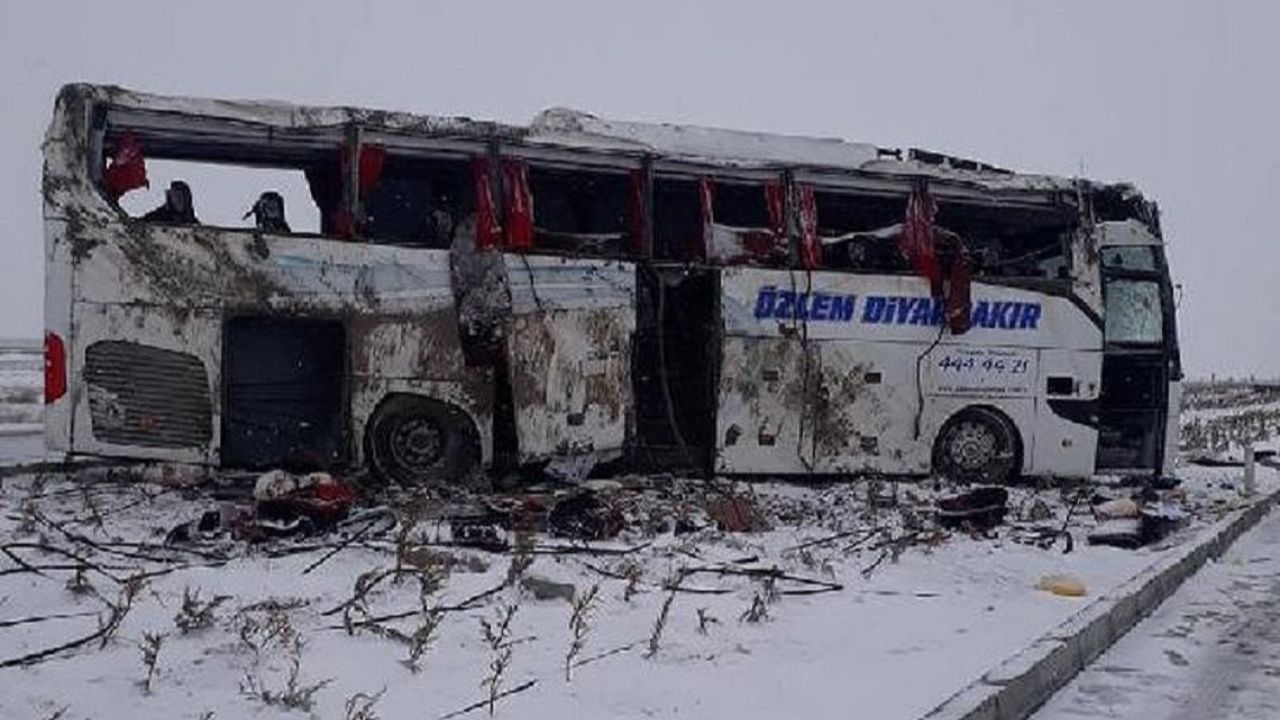 Yolcu otobüsü devrildi!