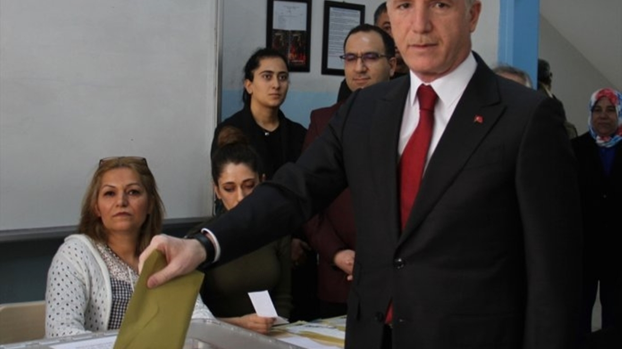 Gaziantep'te Vali Davut Gül, eşi Gülden Gül ile oyunu kullandı