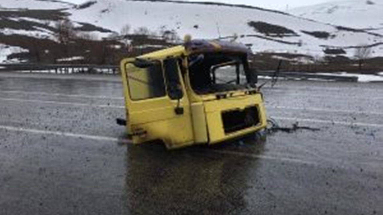 Bingöl'de kontrolden çıkan TIR, parçalandı
