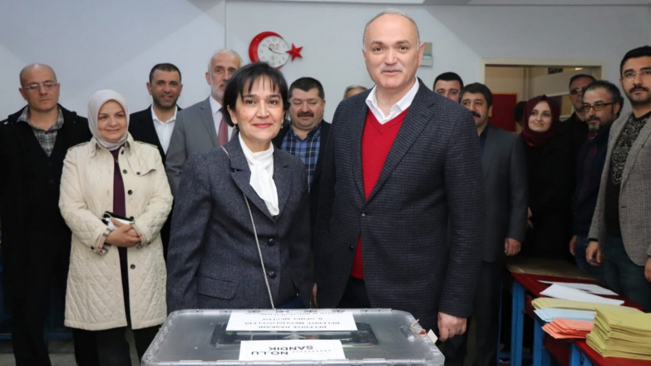 Eski bakan Düzce'de belediye başkanı oldu!