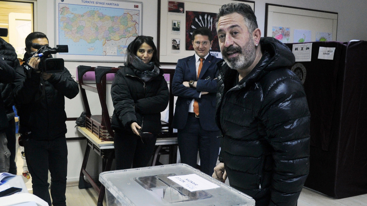 Cem Yılmaz'dan beğeni rekoru kıran seçim paylaşımı!