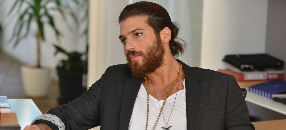 Can Yaman rol arkadaşını hastanelik etti!