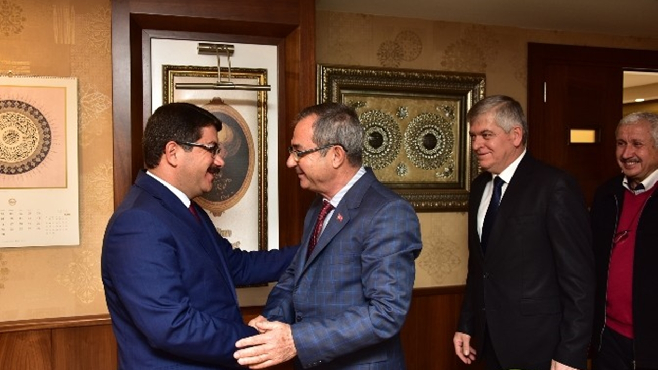 Manisa'da Başkan Ömer Faruk Çelik dualarla makamına çıktı