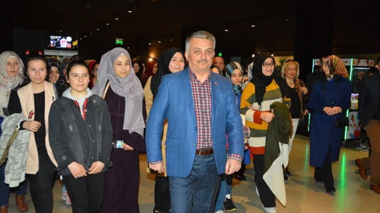Balıkesir'de Vali Ersin Yazıcı, öğrencilerle sinemaya gitti