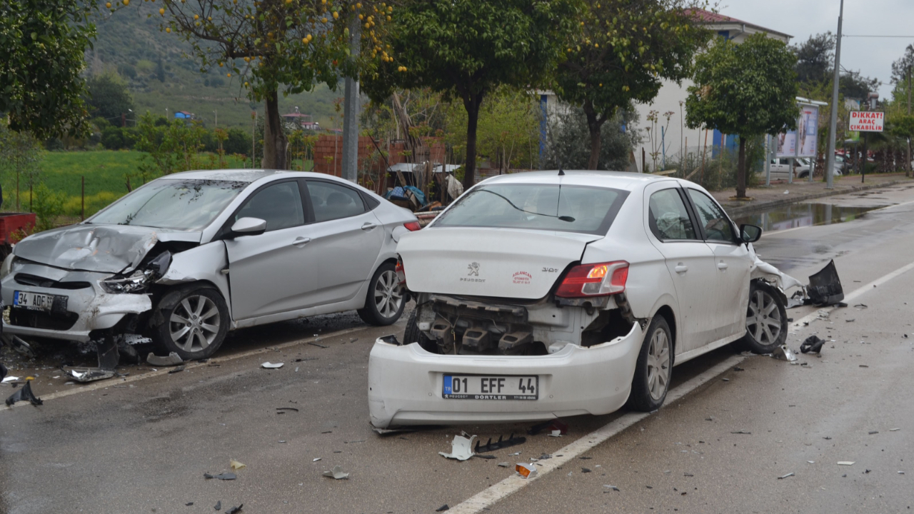 Adana'da üç aracın karıştığı kaza kamerada!