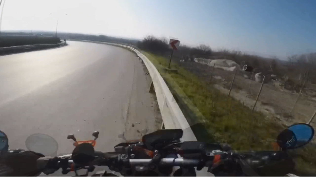 Virajı alamayan motosiklet sürücüsü bariyerlere çarptı!