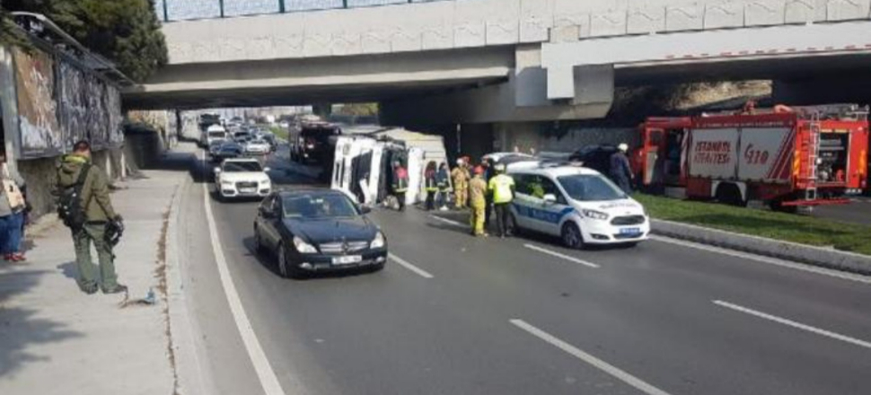 TIR üst geçide çarptı İstanbul trafiğini kilitledi