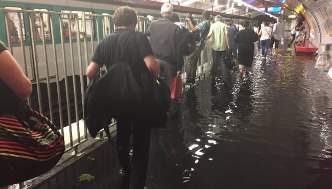 Paris'te sel: 20 metro istasyonu kapatıldı