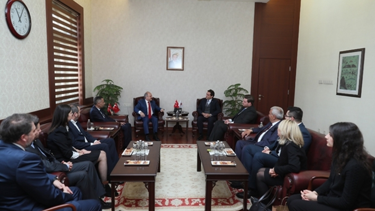Eskişehir'de Vali Özdemir Çakacak, Kızılay’ın yeni yöneticilerini kabul etti