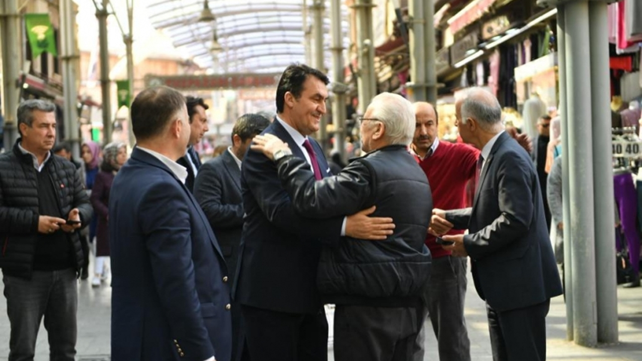 Bursa'da Mustafa Dündar’dan çarşı esnafına teşekkür ziyareti