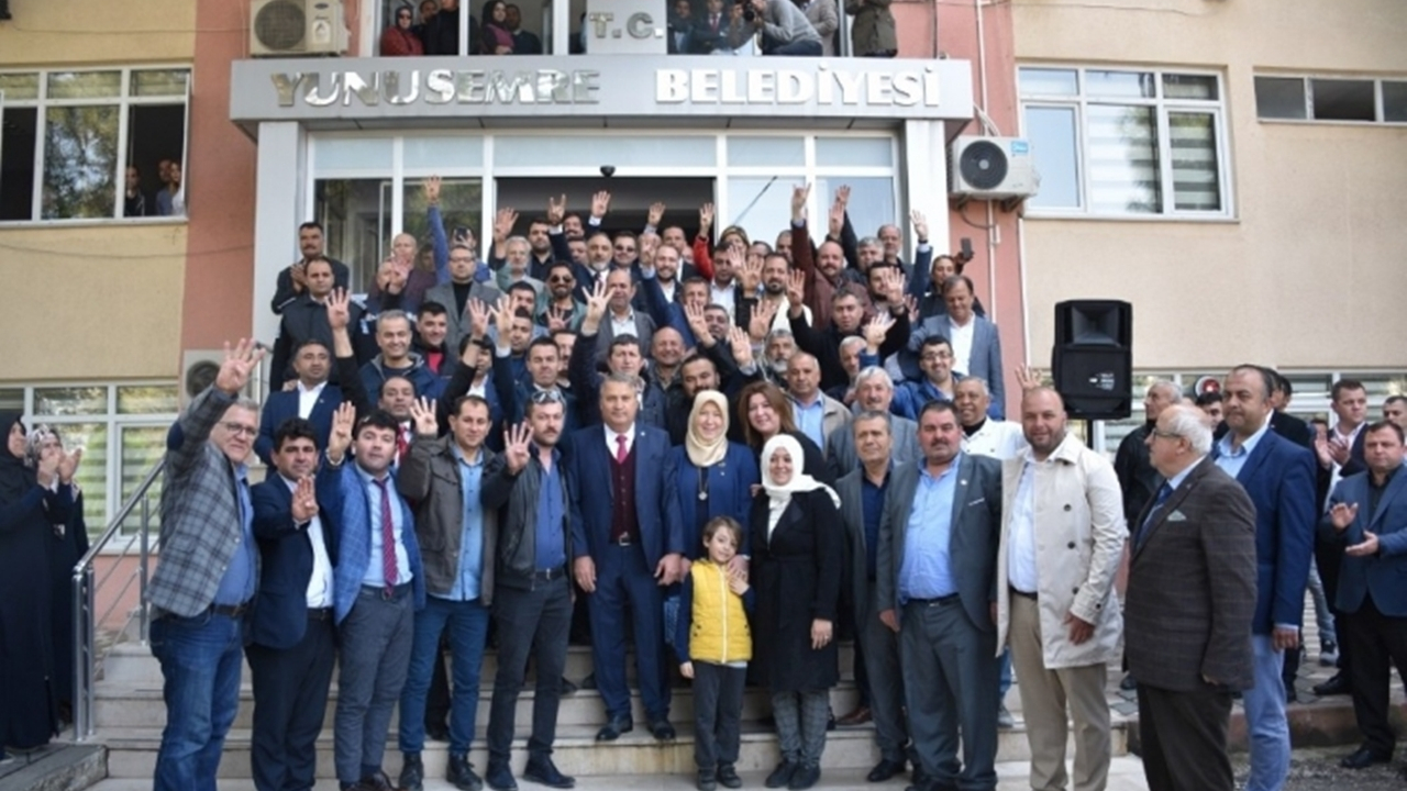 Manisa'da Başkan Mehmet Çerçi çiçeklerle karşılandı