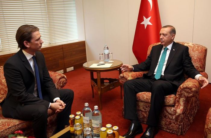 Erdoğan'ı görünce kuzulaşan Avrupalı Bakan Kurz yine kudurdu