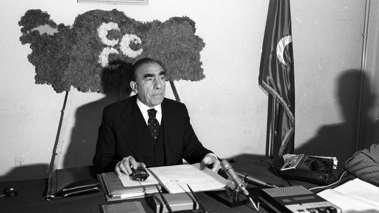 Fotoğraflarla ülkücü hareketin lideri Alparslan Türkeş...