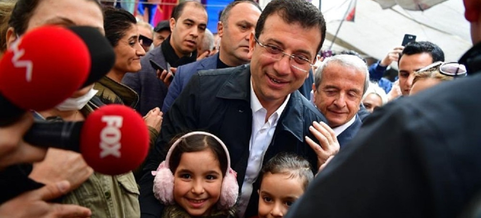 Ekrem İmamoğlu semt pazarında!