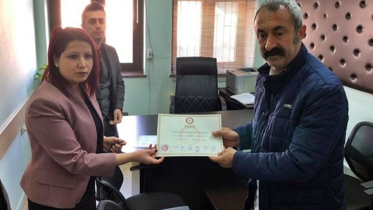 Komünist başkan mazbatasını aldı!