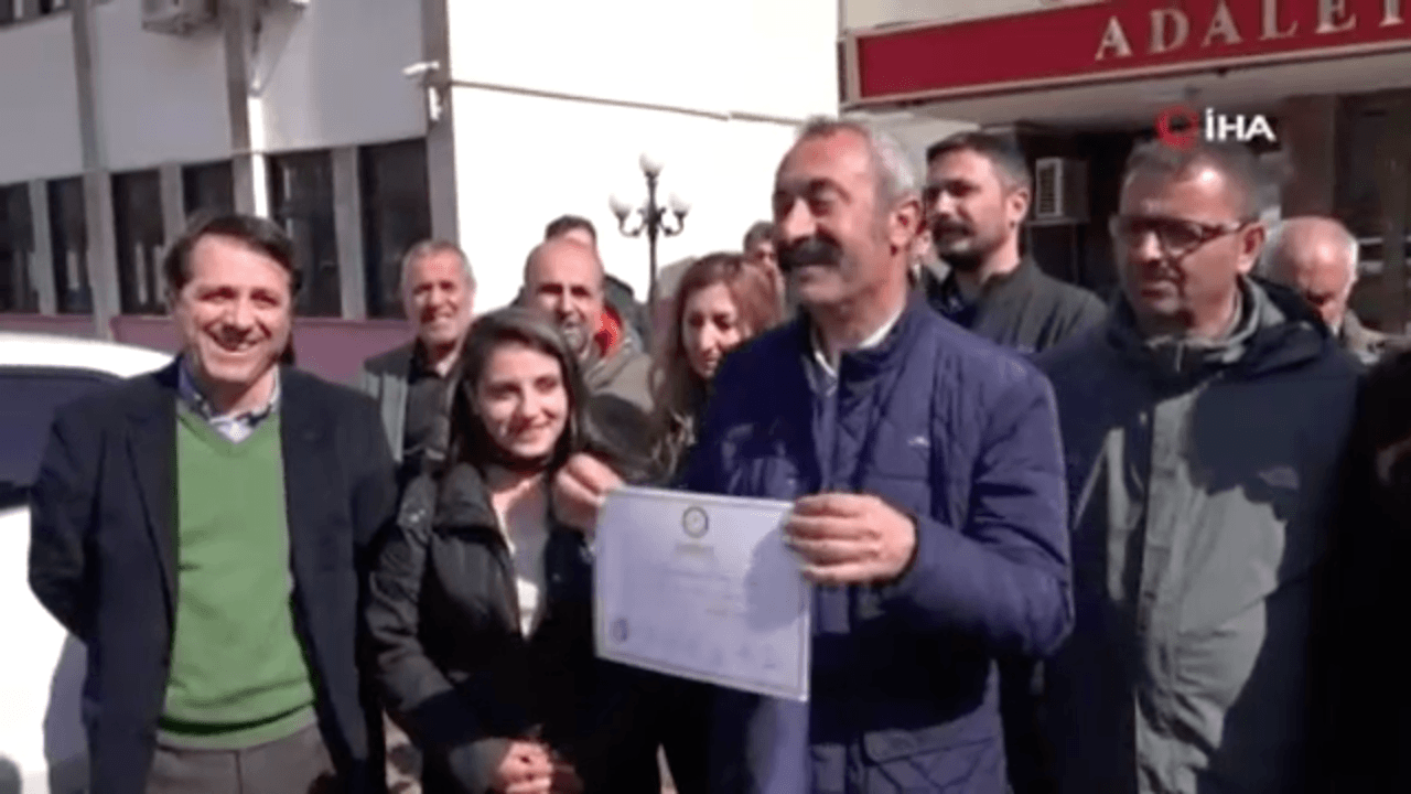 Komünist Başkan Maçoğlu, mazbatasını aldı!