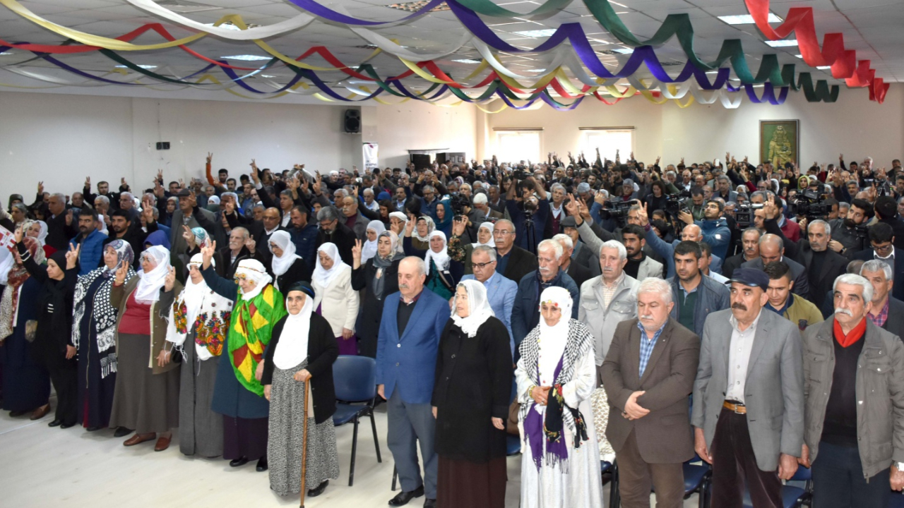 Teröristler için saygı duruşunda bulundular!