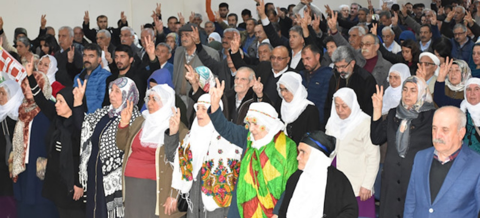 Teröristler için saygı duruşunda bulundular!