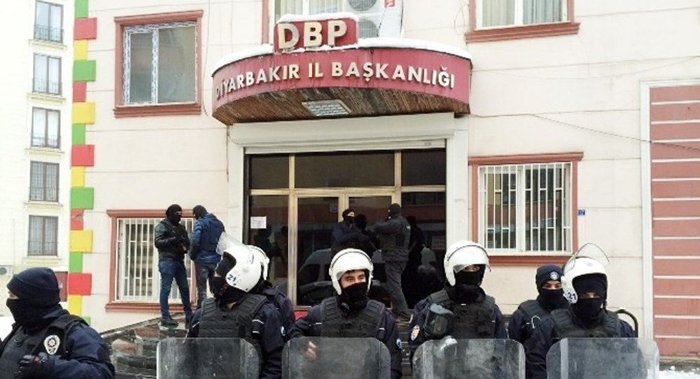 Diyarbakır'da polis HDP binalarında arama yaptı