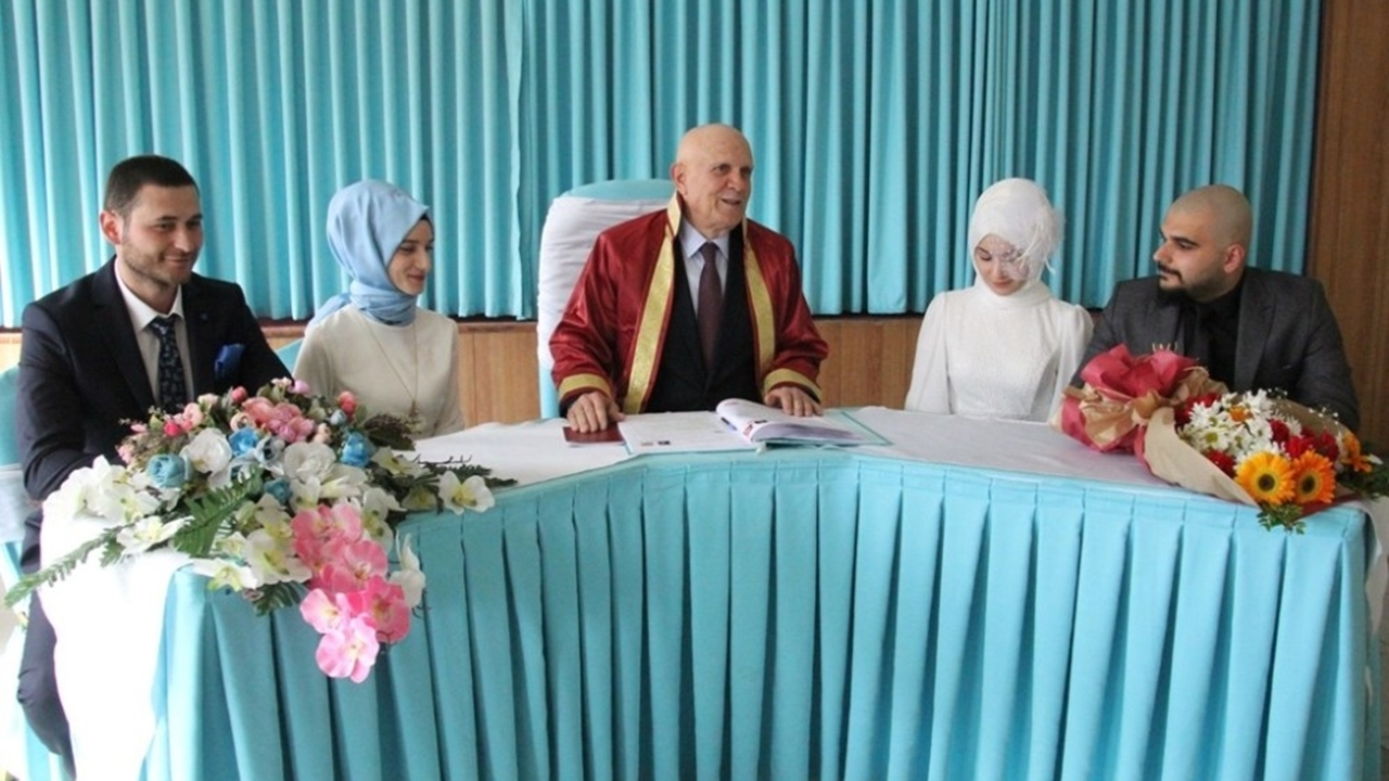 Bayburt Belediye Başkanı Hükmü Pekmezci ilk nikahını kıydı