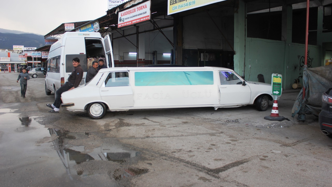 Düğünü için 1978 model aracı limuzine dönüştürdü!