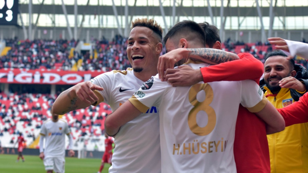 Kayserispor fişi ilk yarıda çekti!