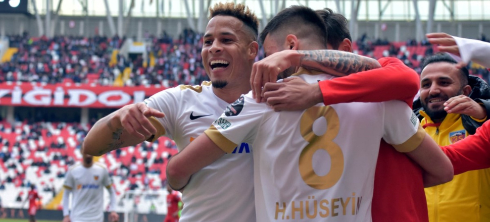 Kayserispor fişi ilk yarıda çekti!