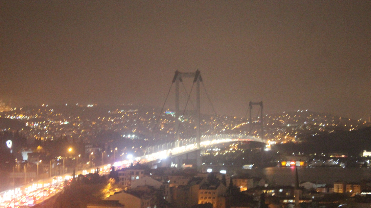 İstanbul'da köprüler karanlığa gömüldü!