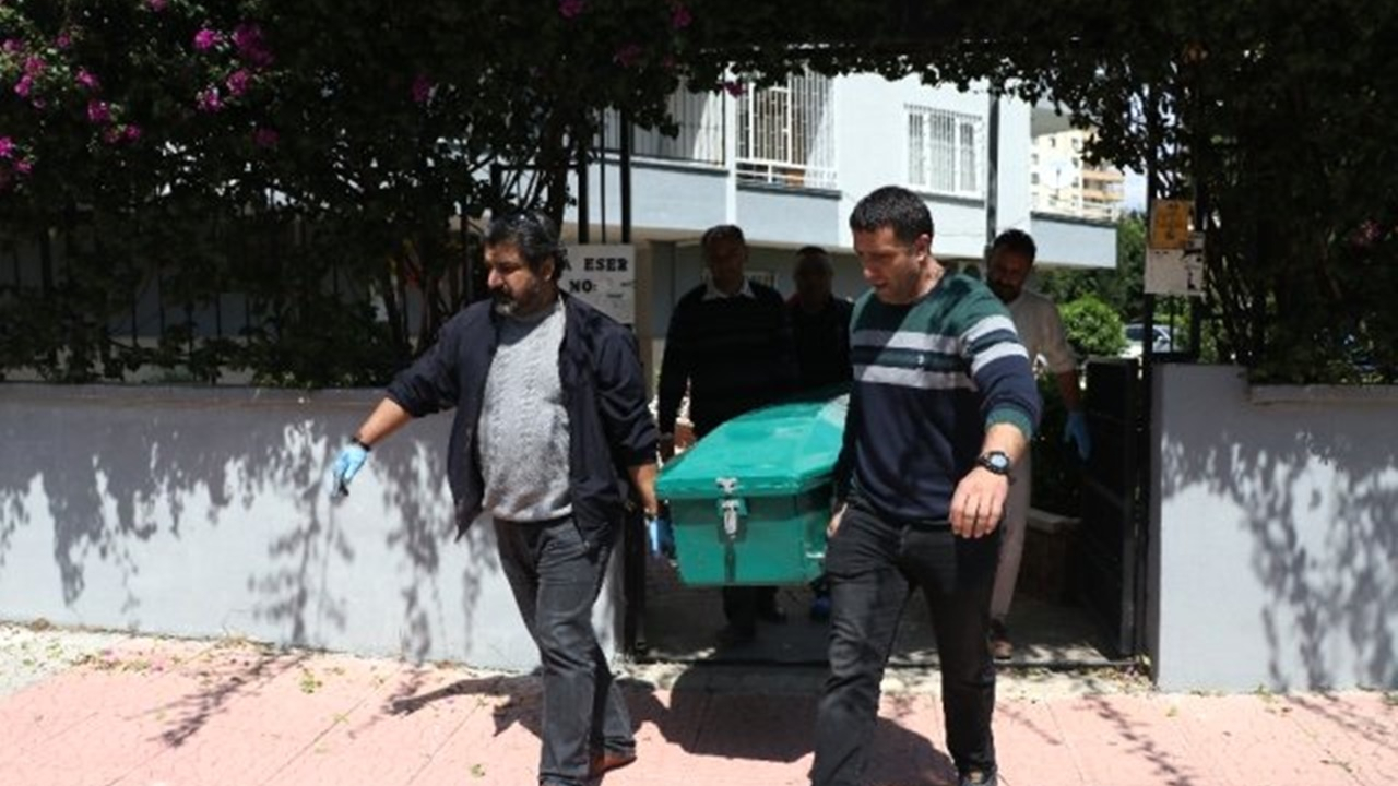 Genç öğretmenin cesedini 6 yaşındaki kızı buldu!