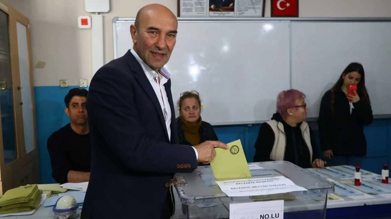 İzmir'de Tunç Soyer, mazbatasını aldı