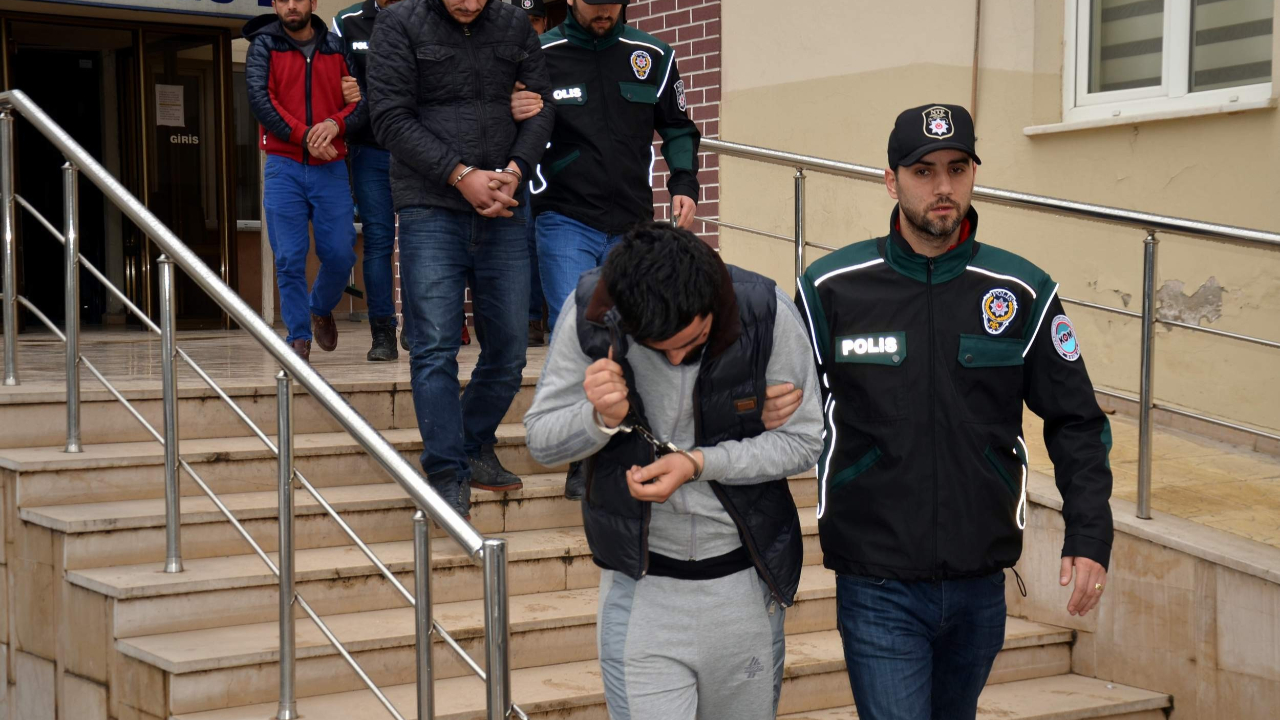 Bursa’da uyuşturucu tacirlerine baskın: 7 gözaltı
