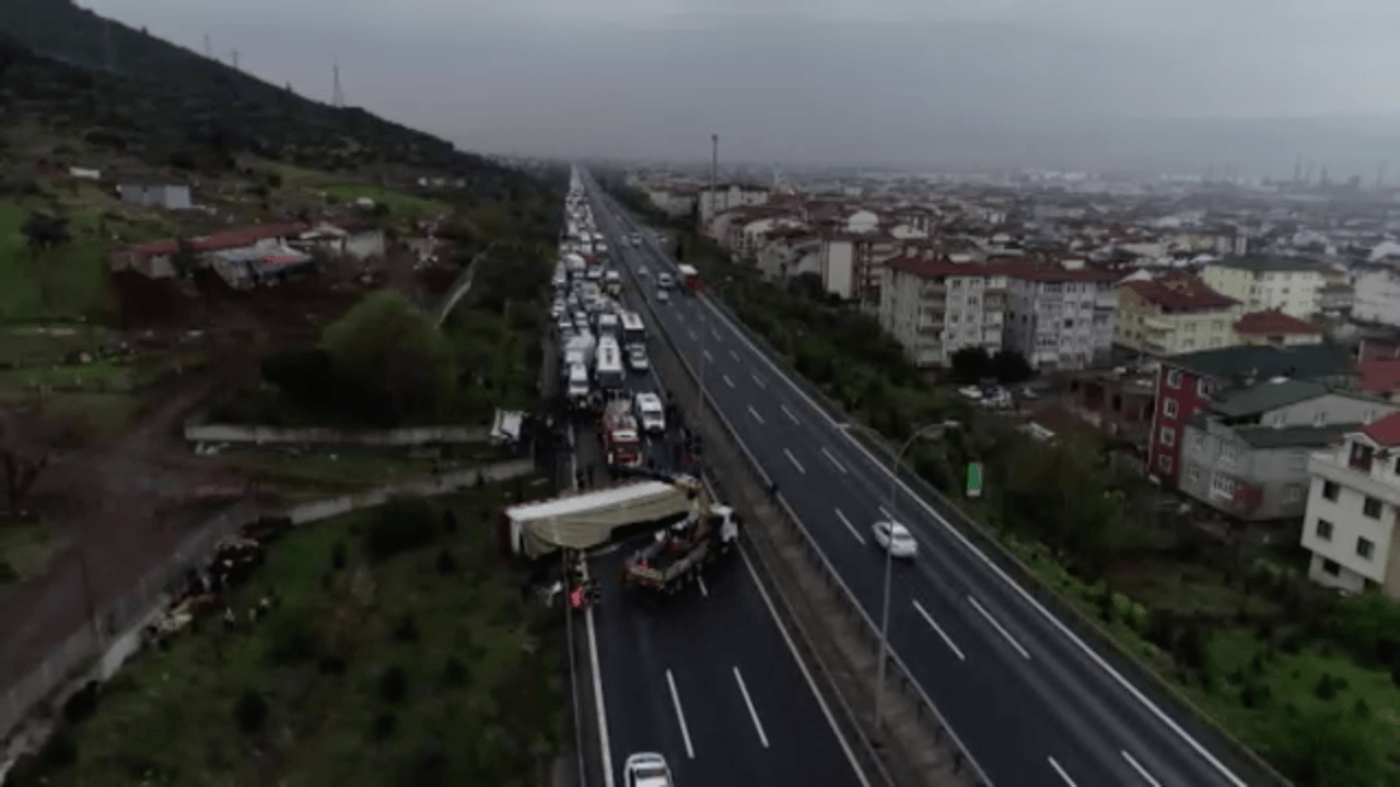 TEM'de feci kaza: TIR devrildi!